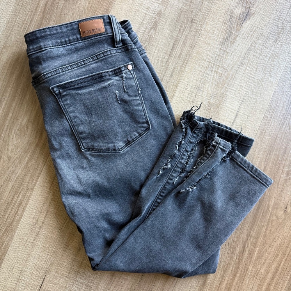 Judy Blue Skinny Fit Capri Jean Distressed Frayed Hem Grey Black JB82270BK 15/32